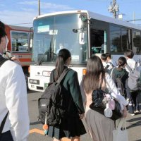 代行バスに乗り込む大多喜高校の生徒ら＝７日朝、いすみ市