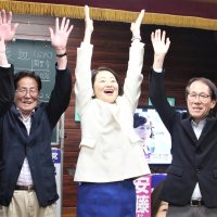 万歳三唱する立憲民主党の安藤氏（中央）＝２７日、松戸市