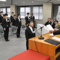 千葉信金の宮沢理事長（右）から内定通知書を受け取る内定者代表＝１日、千葉市中央区