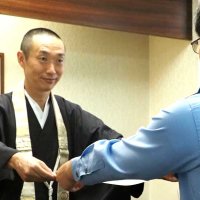 行方不明の男性は土砂降りの中、山林に…　「あの辺かな」木更津の住職、救助に貢献　君津署が感謝状