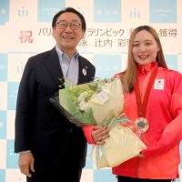 パリパラ女子競泳　銅メダル　辻内選手「声援のおかげ」　ゆかりの市川市訪問