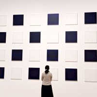 ２０２展示室でアクリルガラスの作品「静寂の響き」を見る入場者。ⒸＫａｔｓｕｈｉｔｏ　Ｎｉｓｈｉｋａｗａ　２０２４