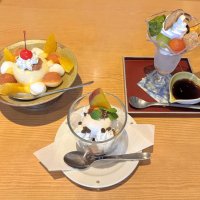 期間限定で提供される「八犬伝パフェ」。（右上から時計回りに）「５味＋１（食感）」を一度に楽しめる「ロジカルパフェ」、「館山産イチジクパフェ」、「プリン・ア・ラ・モード・パフェ」
