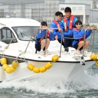 乗船体験をする御宿中の生徒＝勝浦漁港