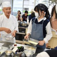 生徒に発酵食品の魅力を伝えた野崎さん（左）
