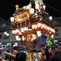 豪快な「のの字廻し」が披露され観客を楽しませた＝１１日、香取市