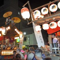 山車や御神酒所が集結し、熱気に包まれた旧城下町地区の中心部＝１１日、佐倉市