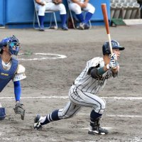 武道大─中院大　９回裏武道大２死二塁、沢登がサヨナラの適時二塁打を放つ＝１４日、長生の森