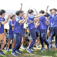 総合１０位で本大会出場を決め、喜ぶ順大の選手たち＝国営昭和記念公園