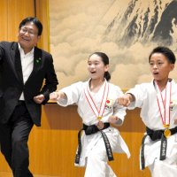 空手キッズいざ世界へ　全国大会形の部　優勝　藤崎秀馬さん　３位　江口美緒里さん　千葉市長を訪問、活躍誓う