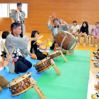 軽快な音色にウキウキ　お囃子保存会が出前授業　大多喜西小