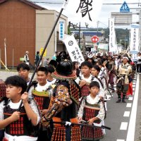 甲冑姿で勇ましく　１００人が武者行列　６年ぶり久留里城まつり