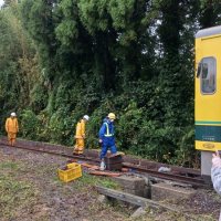 移動作業が始まったいすみ鉄道の脱線車両=９日午前１０時１０分ごろ、いすみ市苅谷