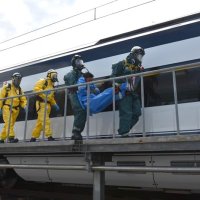 テロ起きたらどう対応！？電車内に不審なかばん…異臭する液体で負傷者発生　京成電鉄と北総鉄道が合同訓練