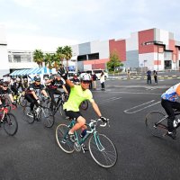 ゴール目指して力強くペダルを漕ぐ参加者たち＝５日、木更津市のイオンモール木更津