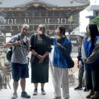 城国大生、英語ガイド挑戦　寺の歴史　参拝方法レクチャー　新勝寺で訪日客案内