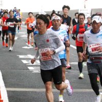 海ほたるパーキングエリアを折り返すランナー＝１０日