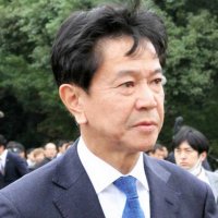 緊張した面持ちで初登院する自民党の小池議員＝１１日、国会