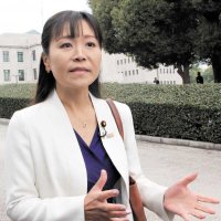 初登院し、取材に応じる国民民主党の岡野議員＝１１日、国会