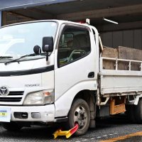 容疑者がポンプなどを詰め込んでいたトラック＝１１日、八千代署