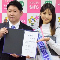茂原市の市原市長から委嘱状を受け取った小倉さん（右）＝１１日、市役所