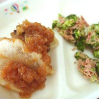 給食で提供された「ブリのコロコロ衣揚げ～ジンジャーソース～」(左)
