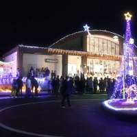 幻想の光　夜を彩る　下総神崎駅前　クリスマスイルミ点灯