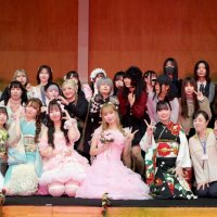 多彩コンセプトの衣装披露　千葉経済短大　学生モデルでショー