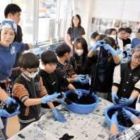 藍染め体験親睦深める　焼き芋も堪能　神崎、長生の児童