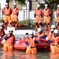 浸水現場の救助法確認　水害備えボート訓練　茂原の消防団
