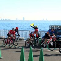 東京湾を背景にプロもアマも疾走　本格市街地自転車レース「浦安クリテリウム」初開催