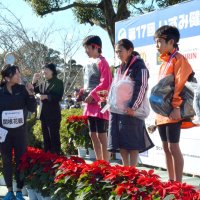 優勝者にインタビューする増田さん（左）と関根さん＝１日、いすみ市