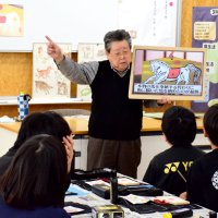児童に絵馬の歴史を教える矢部さん＝２日、茂原市立本納小