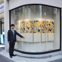 １階のギャラリーを紹介する山中取締役