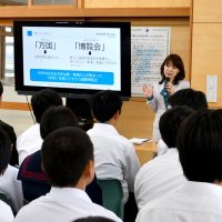 大阪・関西万博の開催を来年に控え、出前授業を行うクボタ社員＝香取市立新島中学校