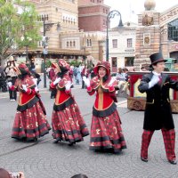 ウオーターフロントパーク周辺では、「クリスマスキャロラーズ」の５人組がクリスマスの楽曲を美しいアカペラで披露し、観客を魅了した＝東京ディズニーシー