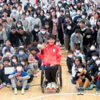 気持ちは同じ、壁つくらずに　パリ・パラ車いすラグビー「金」羽賀選手が母校の市川・行徳小で講演