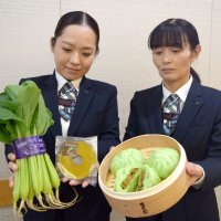 船橋特産小松菜で新商品　シャキシャキ肉まんしっとりバウムクーヘン　食感、風味にこだわり　ＪＡちば東葛