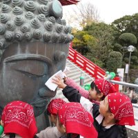 【子ども新聞　週刊ちばにち家】　銚子大仏　きれいに　園児ら新年向け垢落とし　（２０２４年１２月１９日号）