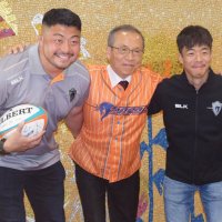 「王座奪還目指し一丸」　ラグビー・クボタスピアーズ　加藤、藤原選手が決意披露　開幕前に船橋市長を訪問
