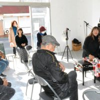 ストリートピアノで種さん（右）によるミニライブが行われた