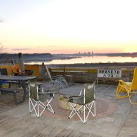 印旛沼を望む雄大な景色が広がるＢＢＱハウス　ＳＥＴＯ。元々は木々が生い茂っていたが、整備して現在の眺望を確保したという＝印西市瀬戸
