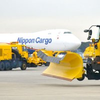成田空港、積雪に備え除雪訓練　大型特殊車両で連隊走行