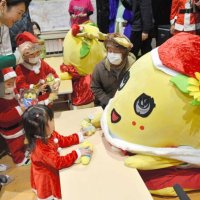 クリスマスプレゼントを贈るふなっしーサンタ＝２５日、船橋市