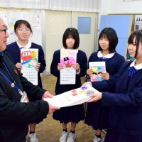 お年寄りにカレンダー　感謝込め１年生が手作り　茂原東中
