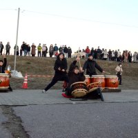 ２０２４年に九十九里町の片貝中央海岸で開かれた「元旦祭」で、太鼓を演奏する子どもら