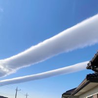 ２本の長～い雲 正体は？　千葉の上空で観測、専門家「レンズ雲」と指摘　山越えた気流が影響