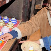 「この目がかわいい」と巳の置物を品定めするお客＝１３日、長南町
