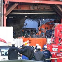 現場に投入されている重機＝９日午前１１時25分、千葉市中央区富士見１