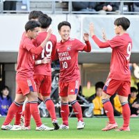 流通経大柏－上田西　前半４０分、和田（左）がチーム５点目を決め喜ぶ流通経大柏の選手たち